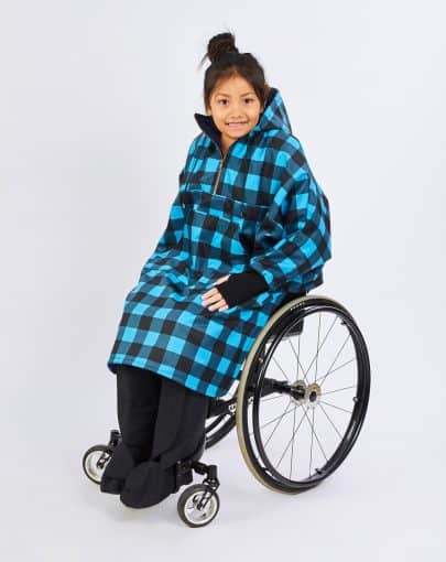 cape-hivernale-pour-enfant-en-fauteuil-roulant-bleu-noir-SP39107