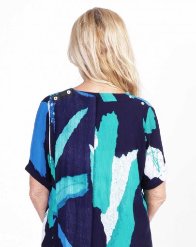 blouse-adaptee-Léna-ete-2019-FB92739-104-marine-et-turquoise-dos