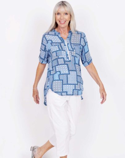 blouse-adaptée-zoé-printemps-ete–2020-FB04678-207-bleu-mannequin